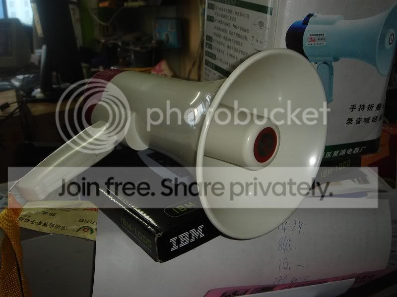 标题:45包快递出飞扬大功率喊话器带电池可录音 (302字)